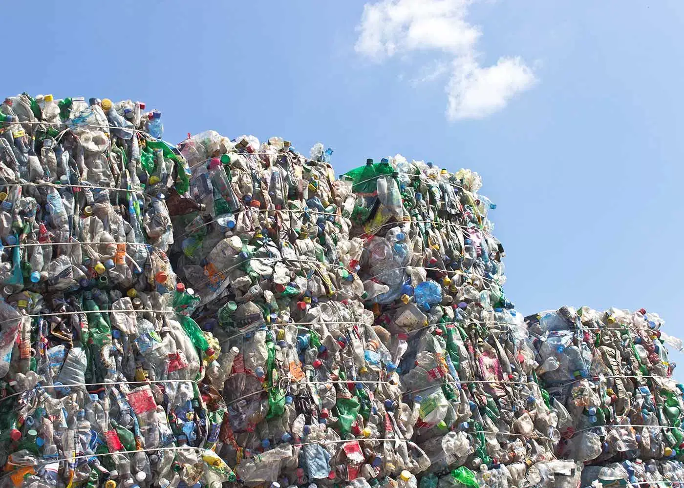 Balle di bottiglie e imballaggi in plastica pressati per il recupero